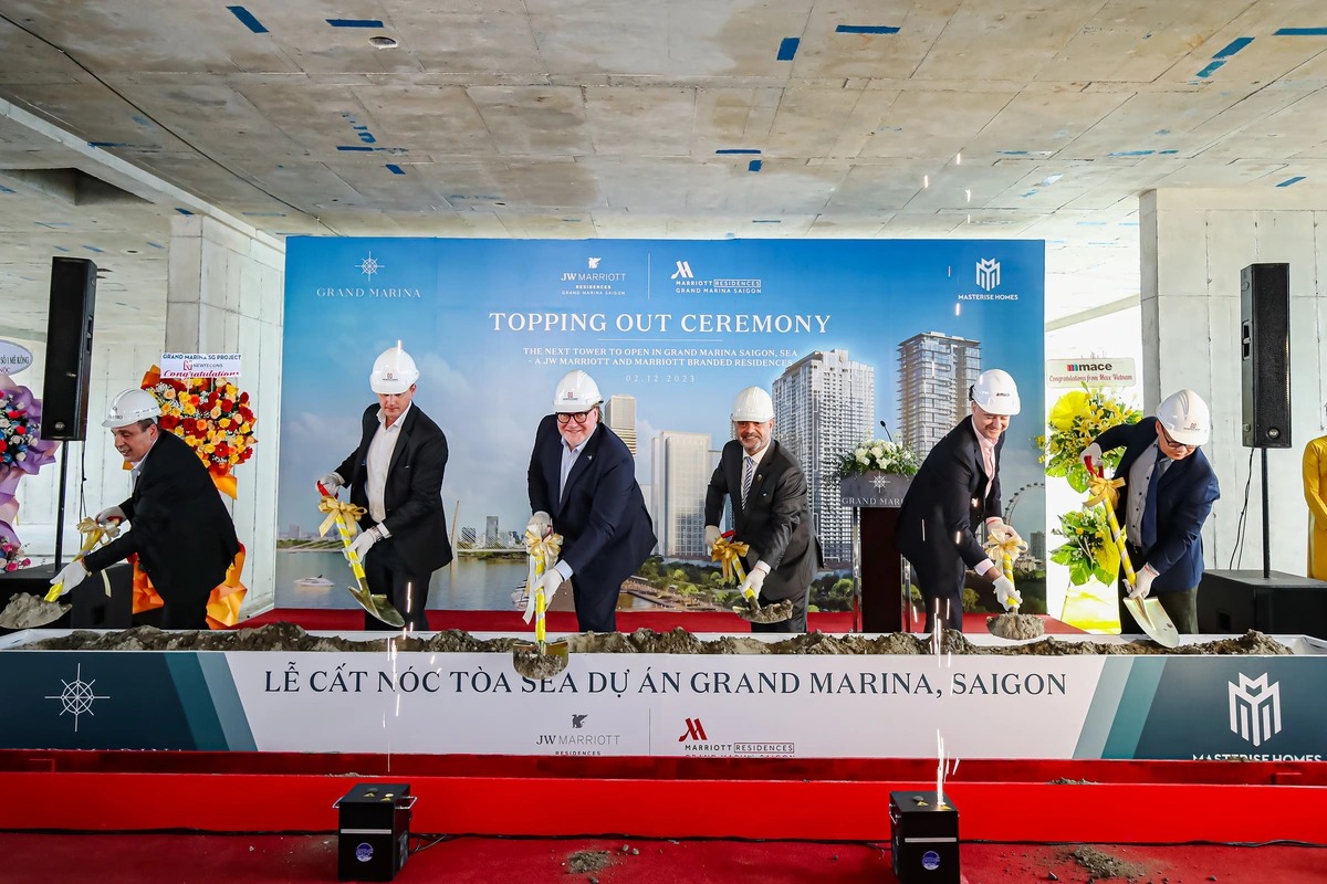 Grand Marina Saigon Cất Nóc Toà Căn Hộ Hàng Hiệu Thứ Hai, Đánh Dấu Bước Tiến Quan Trọng Trong Siêu Dự Án Ven Sông